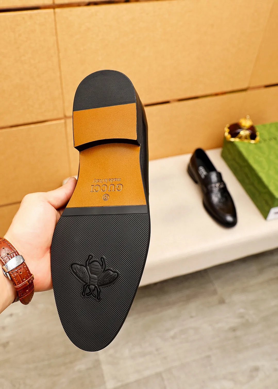 Men's shoes 💰400 💐 Product trademark: GUCCI "Gucci" casual leather shoes Regular size: 39-44 (38.45.46🉑️Customized) Product materials: Selected imported first-layer calfskin embossed upper + luxury hardware buckle, imported 🐑 sheepskin lining. Strong three-dimensional visual effect, original combination outsole Color: 1⃣️color optional